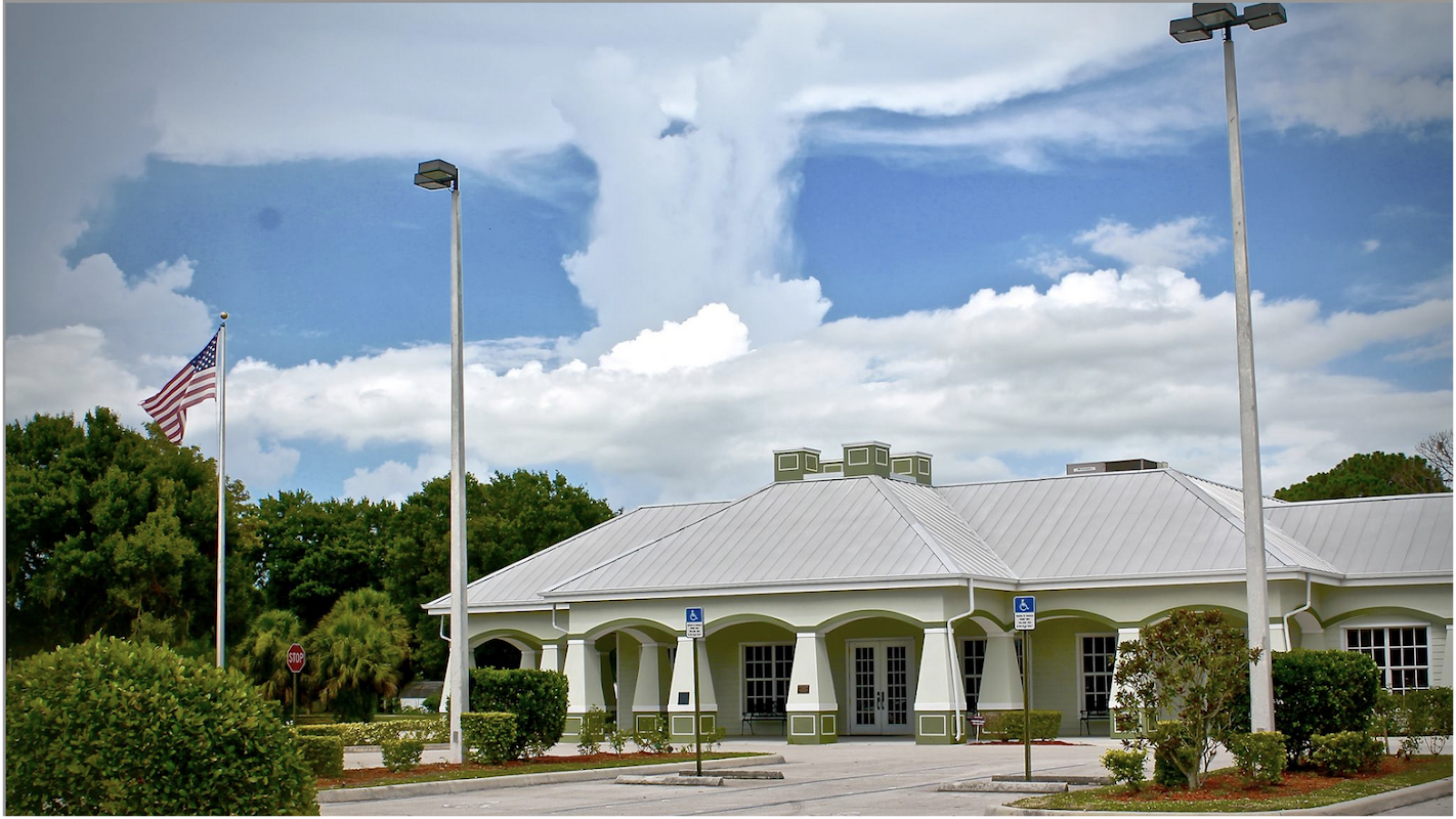 Buxton & Bass Okeechobee Funeral Home & Crematory building in Okeechobee, Florida