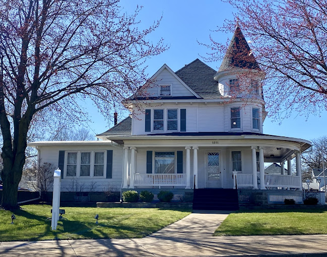 DeRoo Funeral Home building in Moline, Illinois