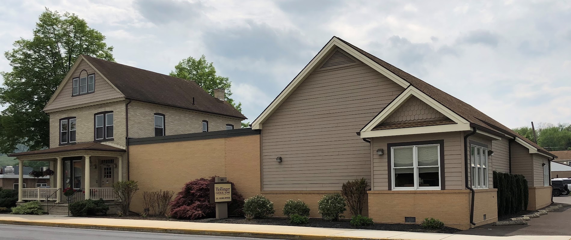 Hollinger Funeral Home & Crematory building in Mount Holly Springs, Pennsylvania