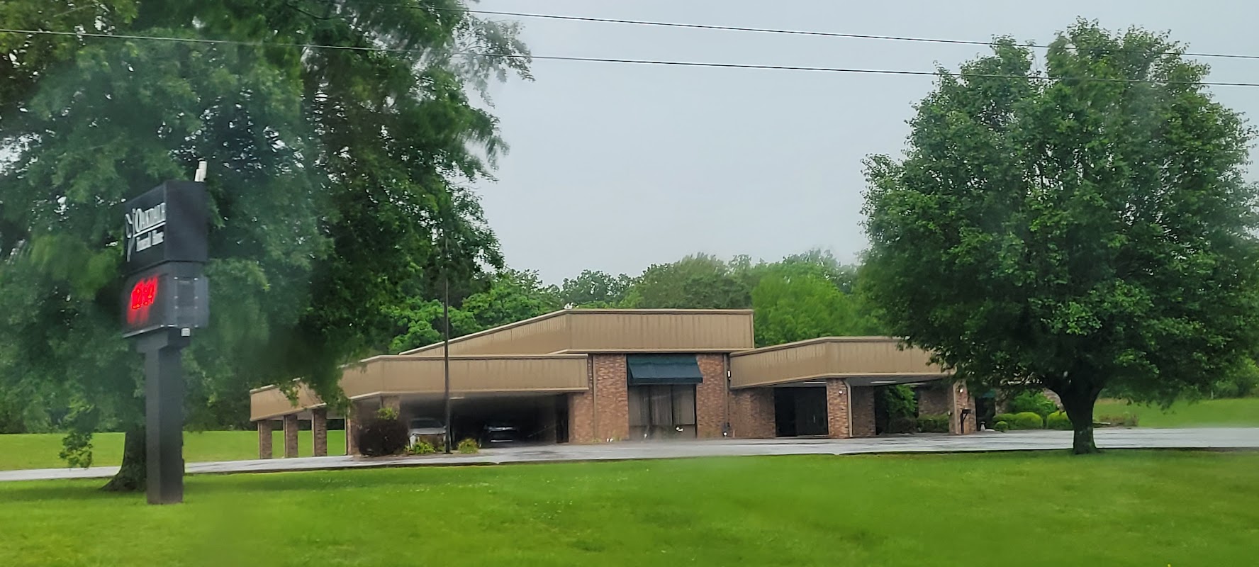 Oakdale Funeral Home building in Camden, Tennessee