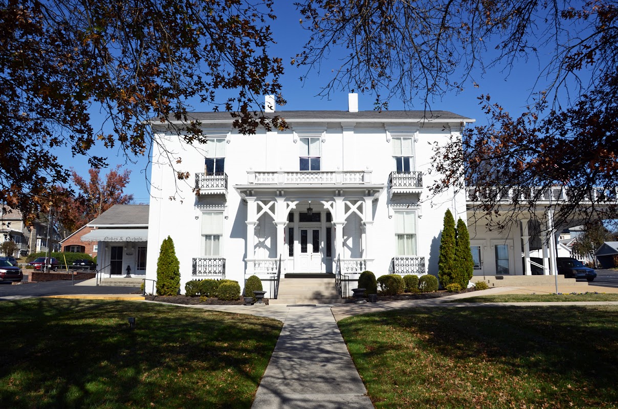 Oakes & Nichols Funeral Home building in Columbia, Tennessee
