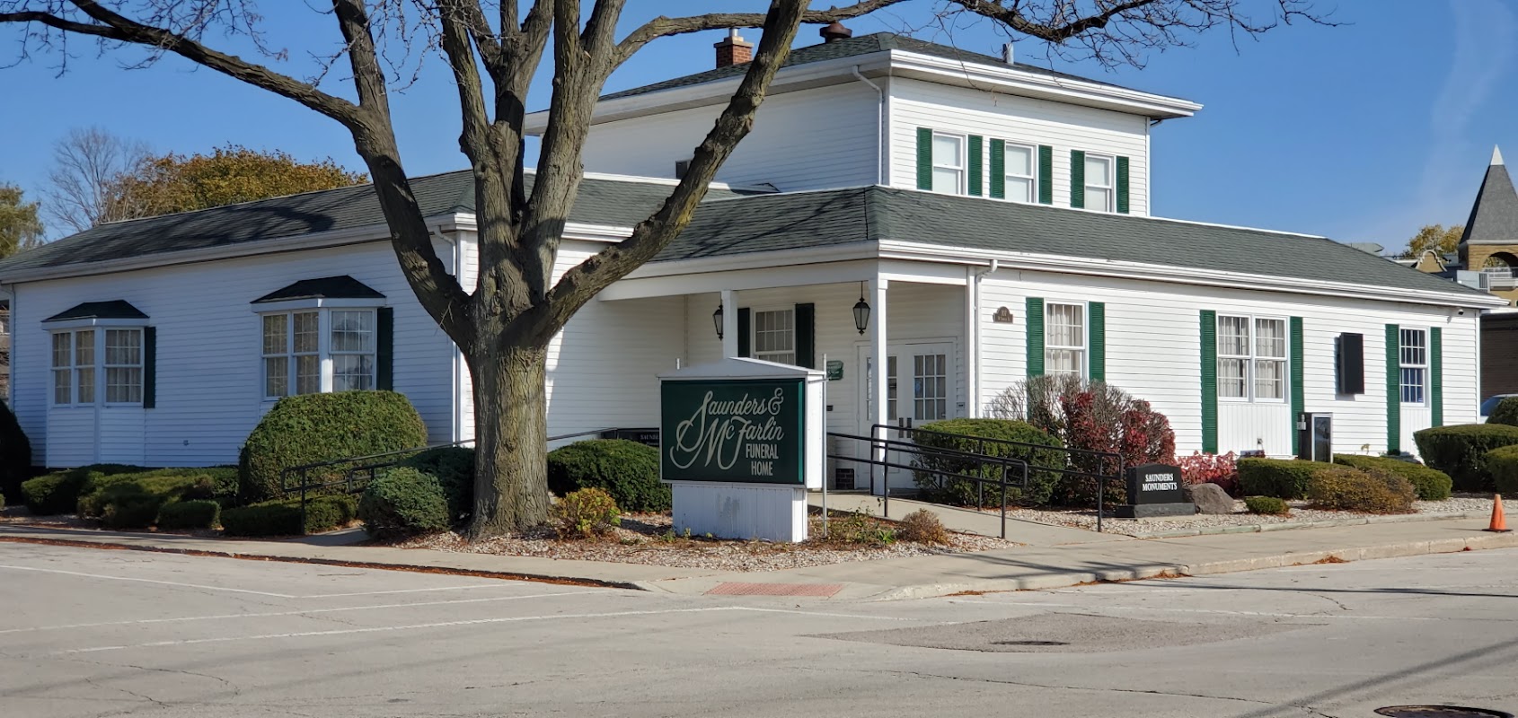 Saunders & McFarlin Funeral Home building in Harvard, Illinois
