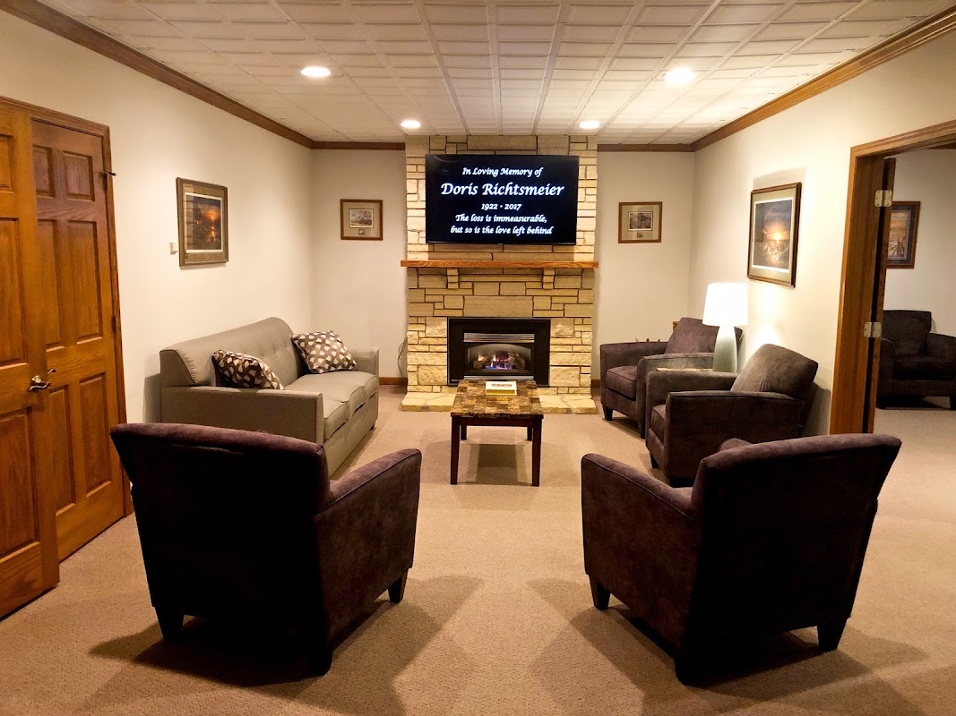Surls Funeral Homes building in Iowa Falls, Iowa